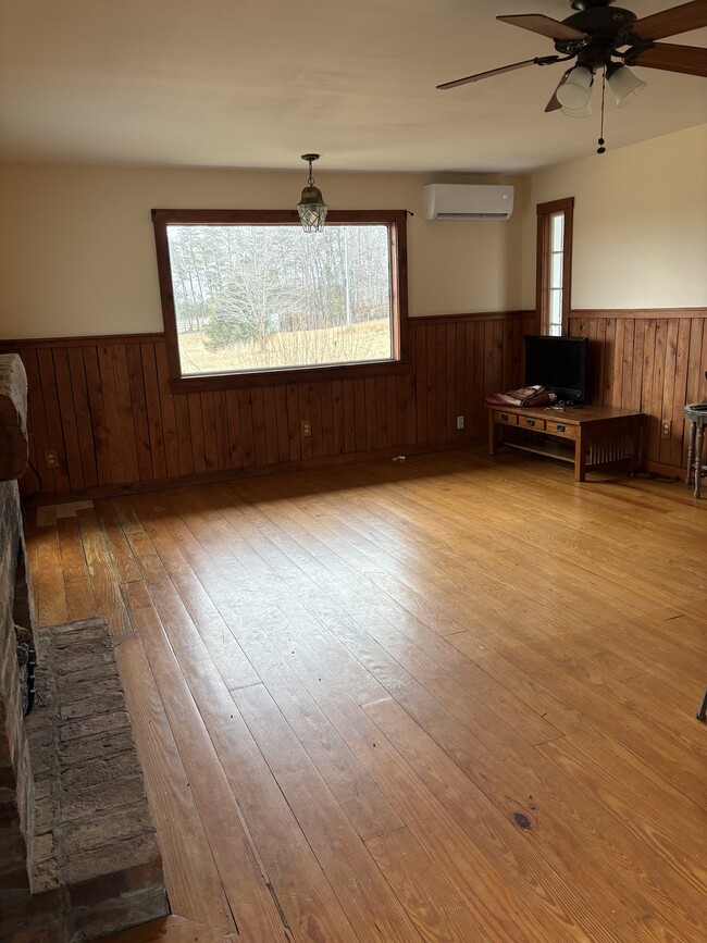 288 Logan Rd in Scottsville, VA - Foto de edificio - Building Photo