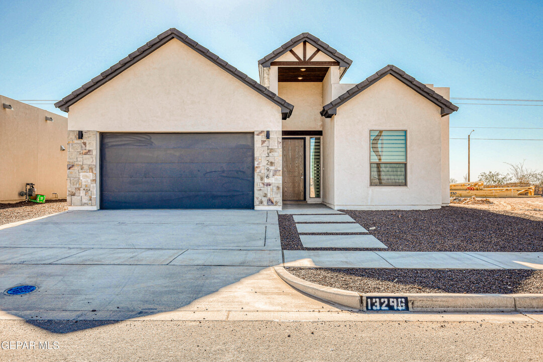 13296 Coldham St in Horizon City, TX - Building Photo