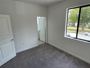 883 NE 211th St in North Miami Beach, FL - Building Photo - Building Photo