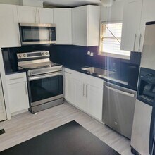 873 Crystal Lake Dr in Pompano Beach, FL - Building Photo - Building Photo
