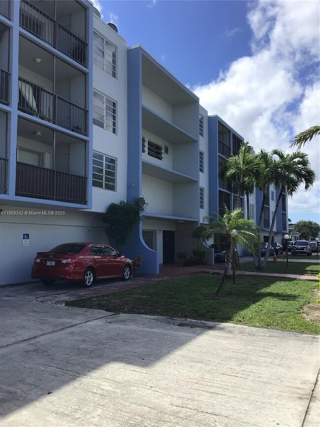 1250 NE 125th St in North Miami, FL - Building Photo - Building Photo