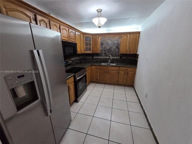 10000 NW 80th Ct in Miami Lakes, FL - Building Photo - Building Photo