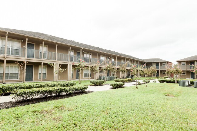 Valley Resaca Palms Apartments- Senior Living in Brownsville, TX - Building Photo - Building Photo