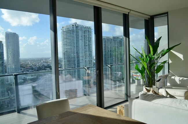68 SE 6th St, Unit 2708 in Miami, FL - Building Photo - Building Photo