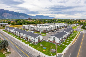 11 West Apartments & Townhomes in West Haven, UT - Foto de edificio - Building Photo