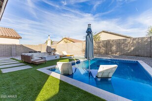 8133 S 64th Ln in Phoenix, AZ - Building Photo