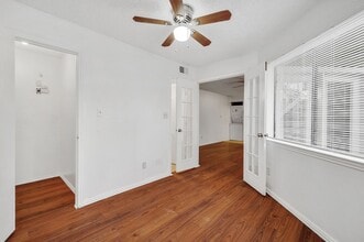 9823 Walnut St, Unit L304 in Dallas, TX - Building Photo - Building Photo