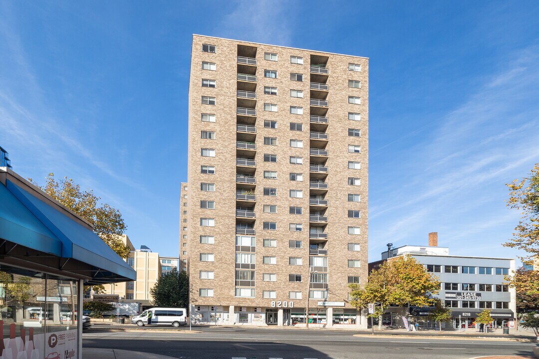 Eighty Two Hundred in Bethesda, MD - Foto de edificio