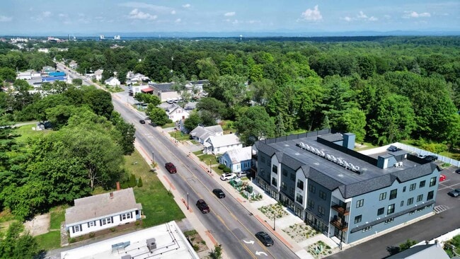 80 Main St in Queensbury, NY - Foto de edificio - Building Photo