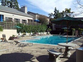 8561 Villa La Jolla Dr, Unit G in La Jolla, CA - Building Photo