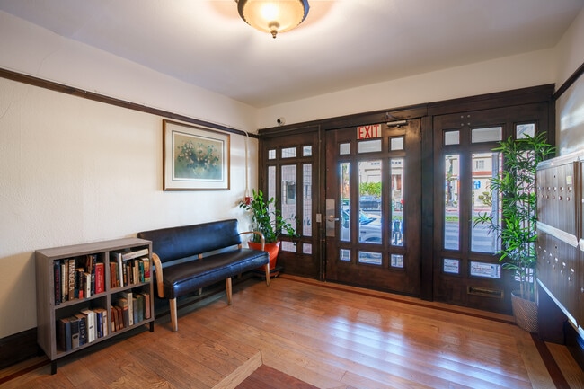 California Apartments in Berkeley, CA - Foto de edificio - Lobby