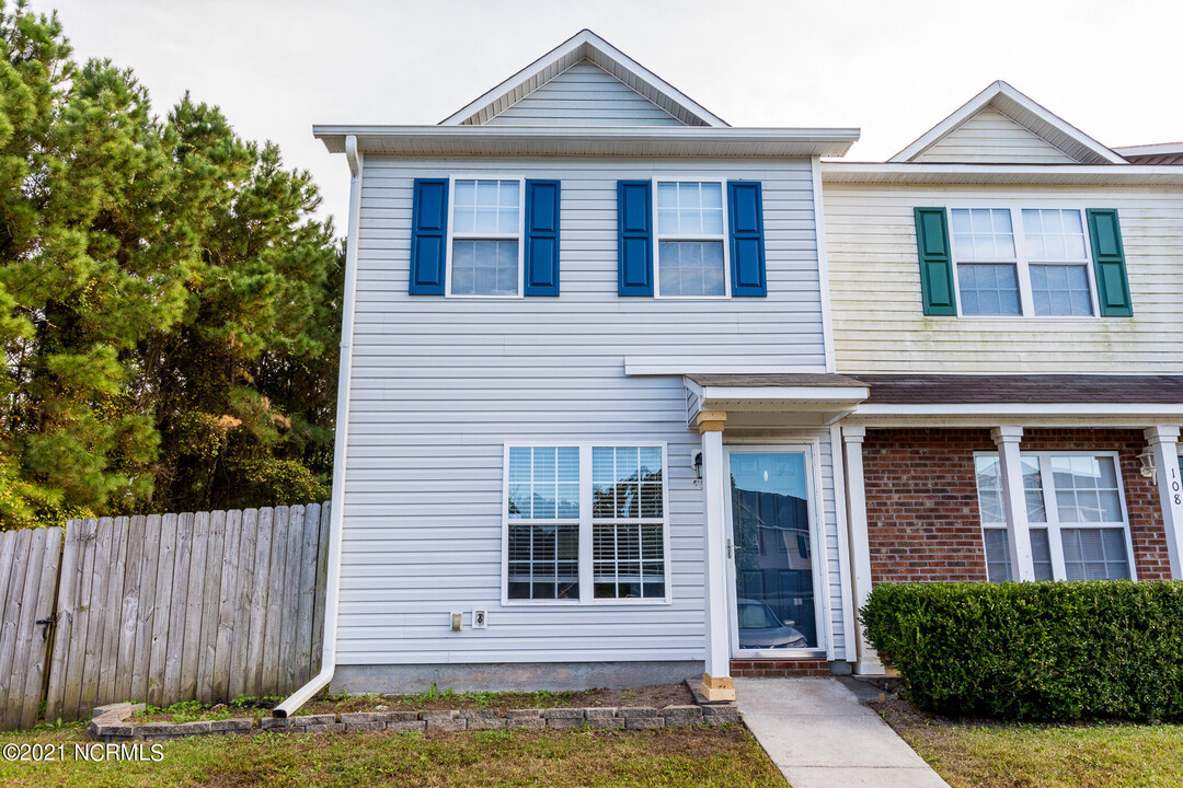 110 Woodlake Ct in Jacksonville, NC - Building Photo