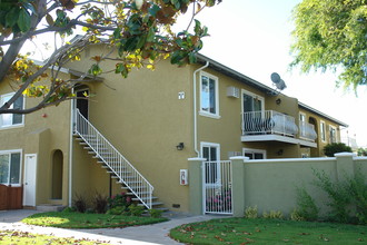 Los Olivos Apartments in Santa Clara, CA - Building Photo - Building Photo