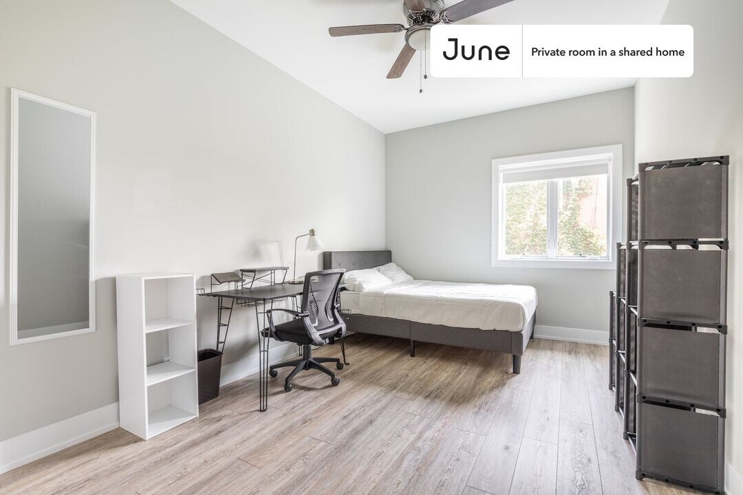 Private bedroom in 5 bed/3 bath Home in Chicago, IL - Building Photo