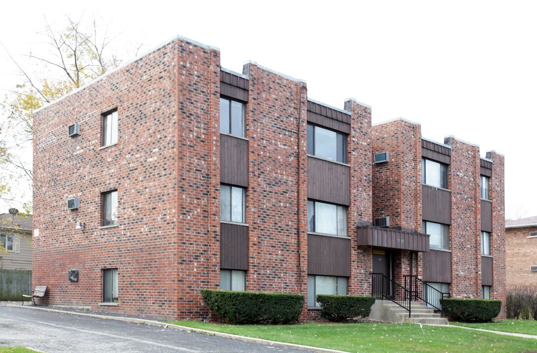 1185 Surrey Dr in Lombard, IL - Foto de edificio