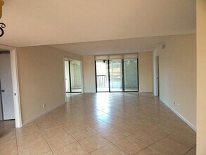 5250 Woodland Lakes Dr in Palm Beach Gardens, FL - Building Photo - Building Photo