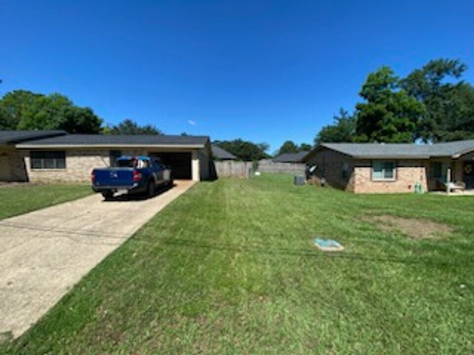 703 Concord St in Chandler, TX - Building Photo