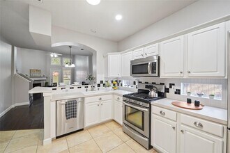 2351 Summit Way Ct in Houston, TX - Building Photo - Building Photo