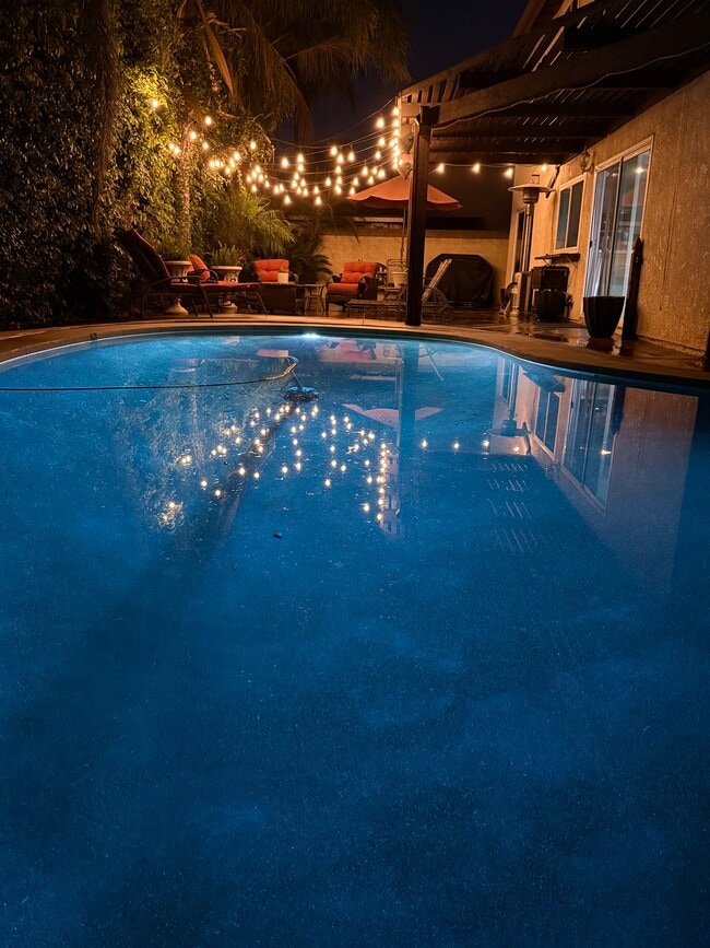 15481 Cottonwood Cir in Huntington Beach, CA - Foto de edificio - Building Photo