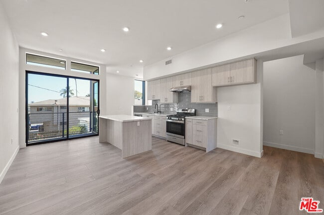 1202 N Orange Grove Ave in West Hollywood, CA - Building Photo - Building Photo