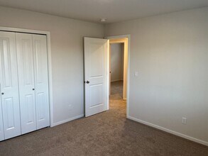 2152 Smith Dr in Woodburn, OR - Building Photo - Building Photo