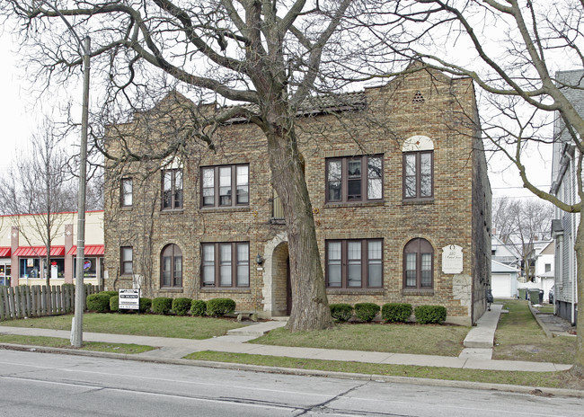 3317 N Oakland Ave in Milwaukee, WI - Foto de edificio - Building Photo