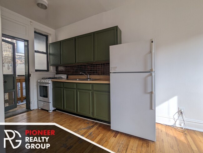 3817 N Fremont St, Unit 3823-3829.5-E3 in Chicago, IL - Foto de edificio - Building Photo