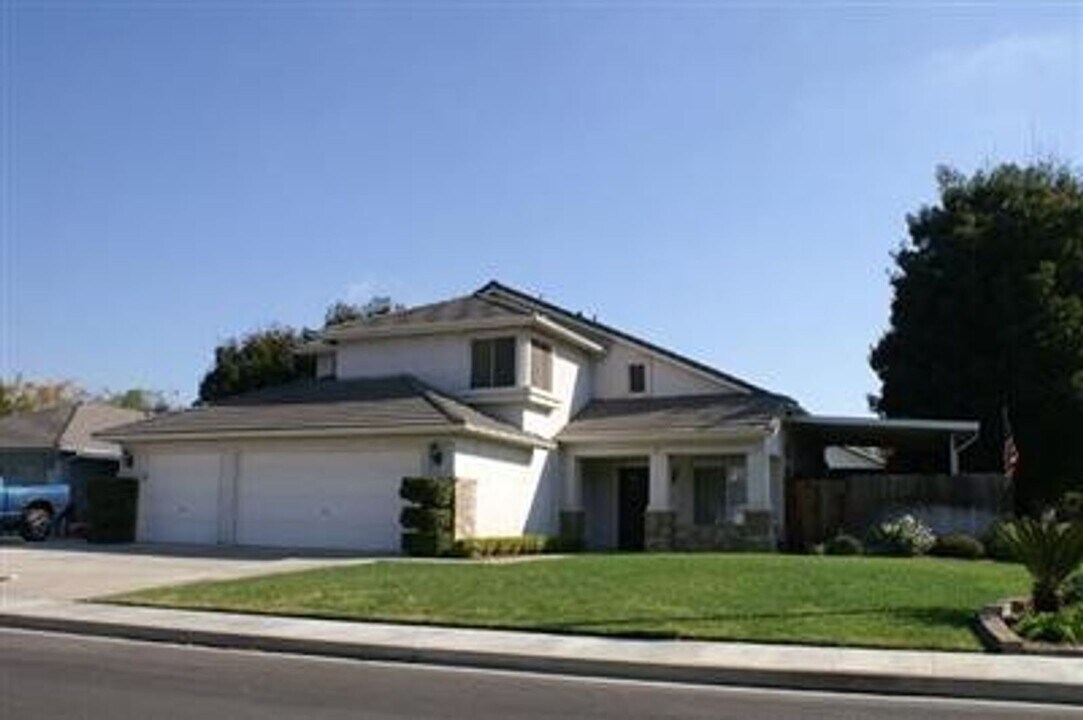 2901 Christopher Cir in Hanford, CA - Building Photo