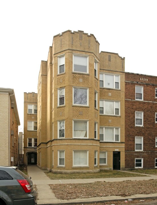 2219 W Thome Ave in Chicago, IL - Building Photo