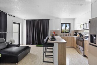 70 NE 186th Terrace in Miami, FL - Building Photo - Building Photo