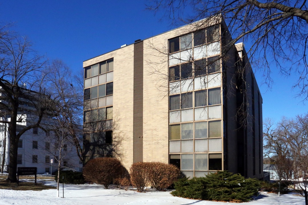 Grand at 36th in Des Moines, IA - Foto de edificio