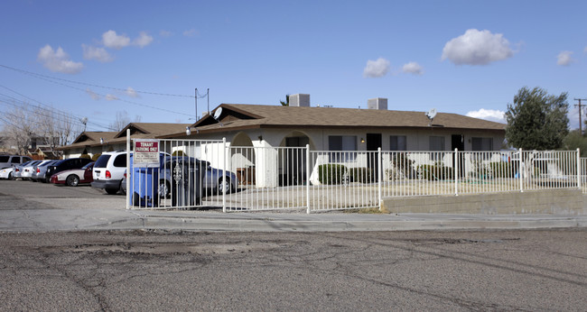 330 W Grace St in Barstow, CA - Foto de edificio - Building Photo