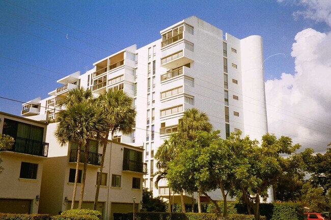 Coral Towers Condominiums in Fort Lauderdale, FL - Foto de edificio - Building Photo