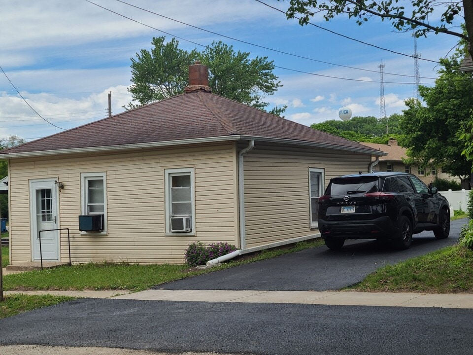414 E Canal St in North Utica, IL - Building Photo