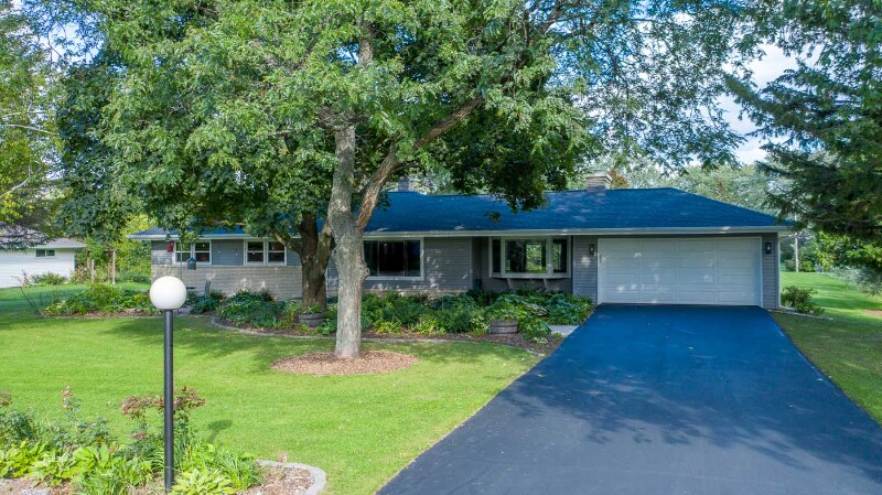 10254 N Sunnycrest Dr in Mequon, WI - Foto de edificio