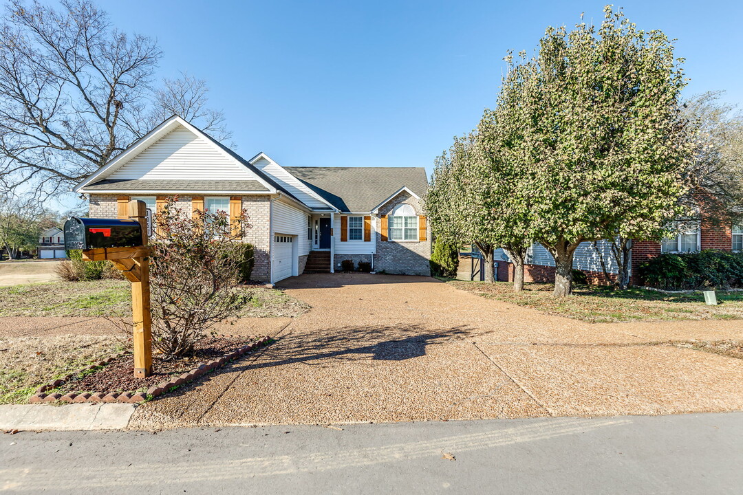 1057 Meandering Way in Franklin, TN - Building Photo