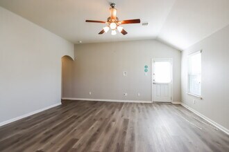 1110 Shadow Glenn Dr in Conroe, TX - Foto de edificio - Building Photo