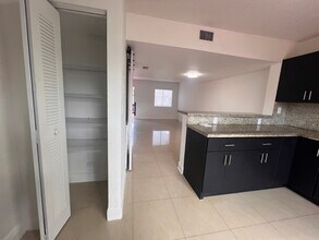 8245 NW 6th Ter, Unit 202 in Miami, FL - Building Photo - Building Photo
