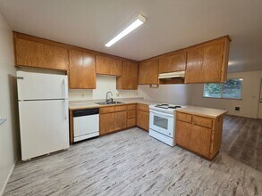 421-423 S 58th St in Springfield, OR - Building Photo - Building Photo