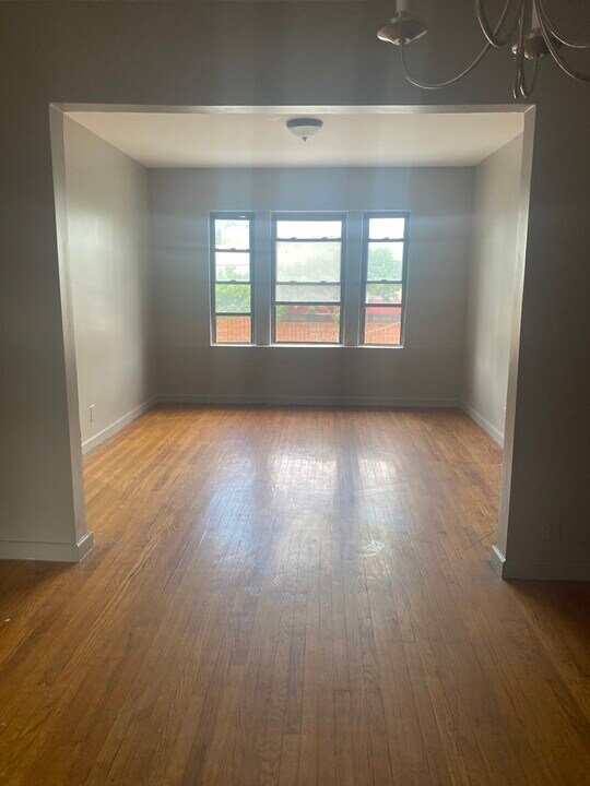 5219 W Madison St in Chicago, IL - Building Photo