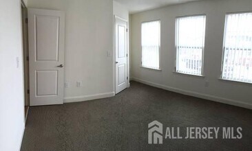 25 Overhill Dr in Sayreville, NJ - Building Photo - Building Photo