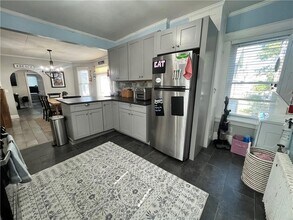 16 Vaughan Ave in Newport, RI - Foto de edificio - Building Photo