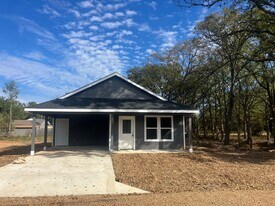 100 Plumthicket Way in Trinidad, TX - Building Photo