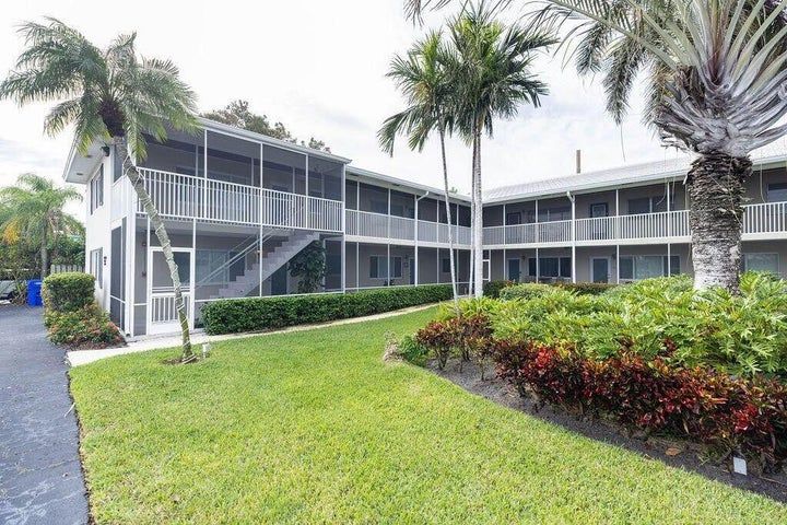 3000 Presidential Way in West Palm Beach, FL - Building Photo