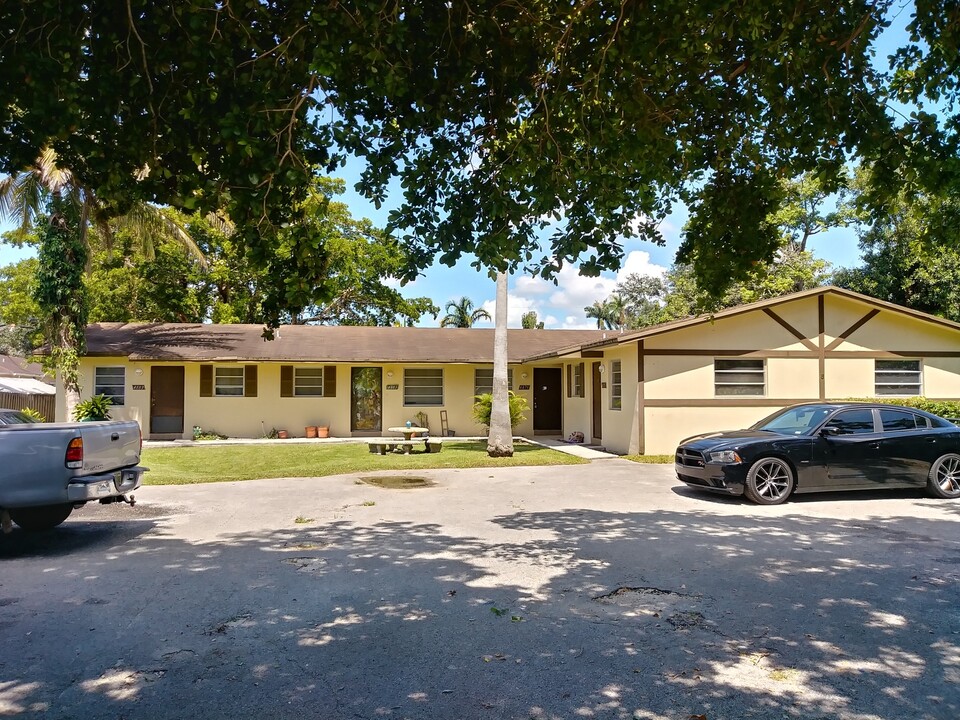 4875 - 4883 SW 65 Ave in Davie, FL - Building Photo