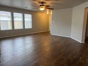 331 Carriage Way in Kyle, TX - Building Photo - Building Photo