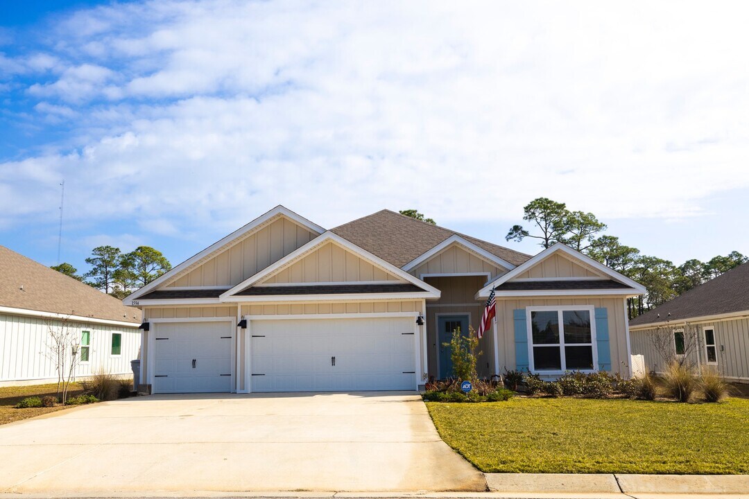 1594 Amaya Ln in Gulf Breeze, FL - Building Photo