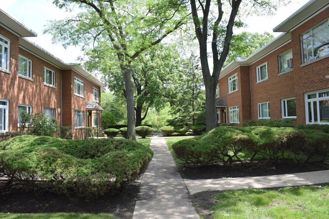 600 Green Bay Rd in Glencoe, IL - Building Photo