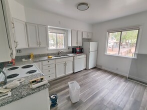 13210 S Redwood Rd in Riverton, UT - Foto de edificio - Building Photo