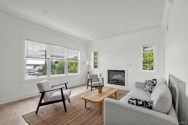 20 Secatoag Ave in Port Washington, NY - Building Photo - Building Photo